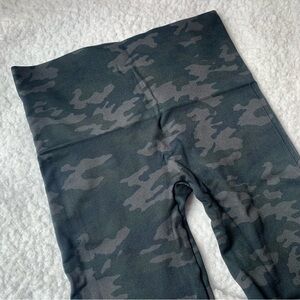Spanx dark gray camouflage high waisted seamlesss leggings women’s size large
